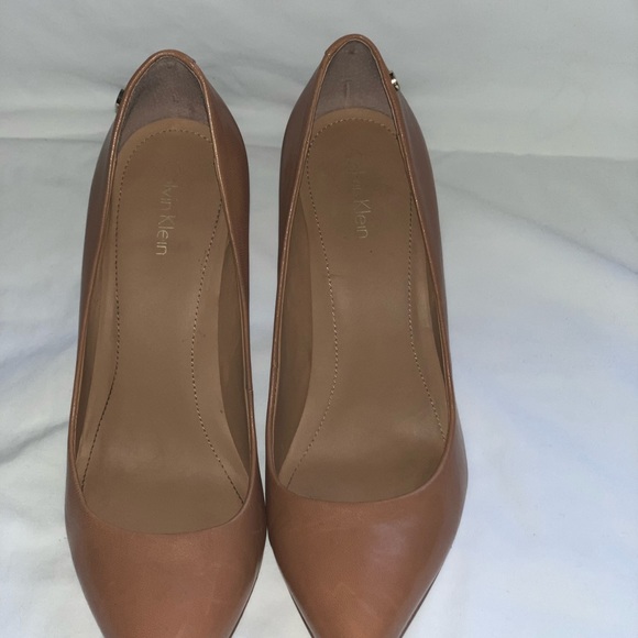 Calvin Klein Brady Kid Skin, Pumps, Caramel , US 8 - Picture 6 of 11